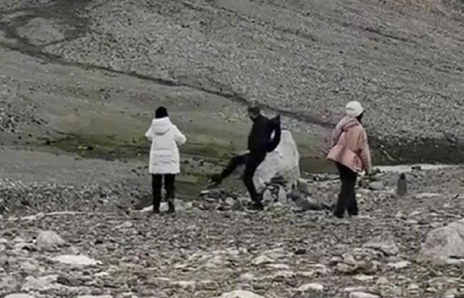 A Tourist arrested for kicking Tibetan holy Mani stone mound
